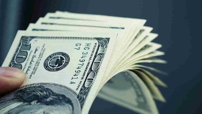 Dollar-Falls-as-SVB-Pressures-Dampen-Rate-Hike-696x392-1
